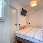 - Haus G, App 0g0207 *